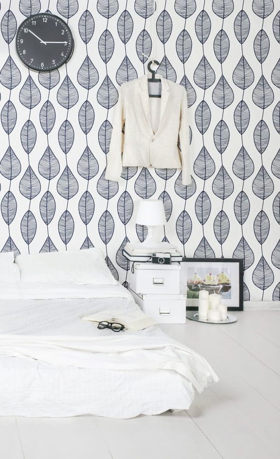 Белоснежные обои с красивым рисунком органично впишутся в интерьер большой спальни