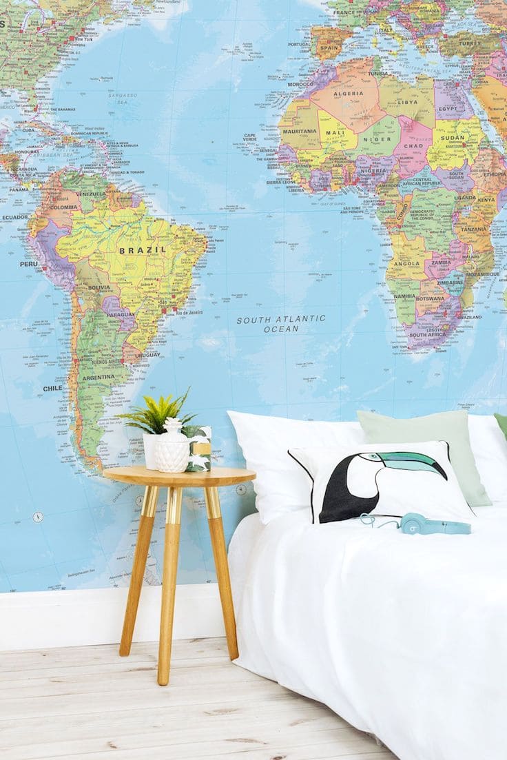 Ультрамодный дизайн спальни с красивыми обоями в виде карты мира