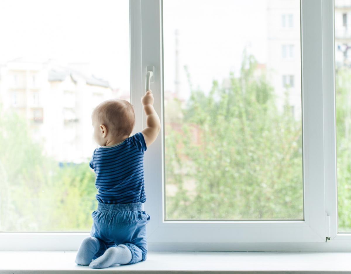 Как защитить ребенка от открывания окна